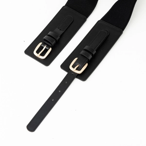 Elegante cintura elastica nera da donna con raffinate doppie fibbie in metallo oro