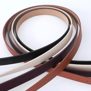 Dettaglio di cinture sottili in ecopelle da donna nei colori marrone, nero, beige e viola