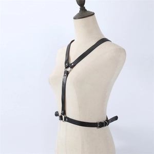 Harnais de corps punk en Y pour femme en cuir noir avec anneaux métalliques argentés