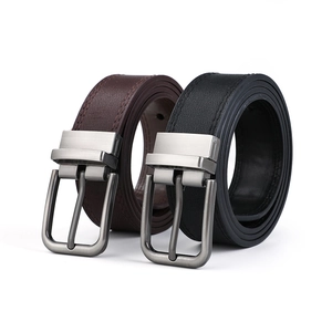 Vue détaillée de ceintures réversibles pour hommes en noir et marron avec boucle en métal