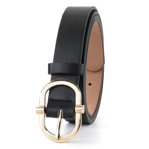 Détail de ceinture en cuir noir avec boucle dorée ovale polie et grain naturel de la lanière