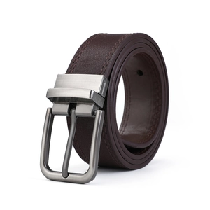 Vue détaillée de la ceinture en cuir marron foncé avec texture croisée et boucle en métal