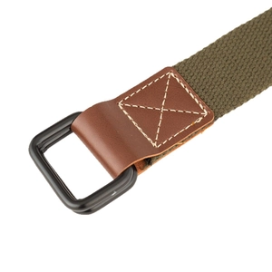 Legergroene canvas riem met zwarte dubbele D-ring gesp en bruine lederen details