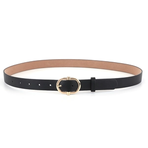 Gros plan d'une ceinture noire avec une boucle ardillon ovale dorée polie élégante