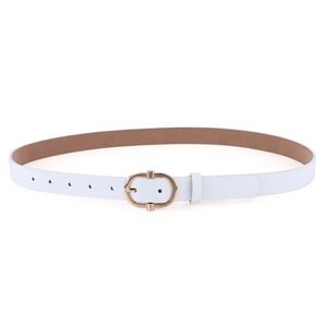 Détail d'une ceinture en cuir blanc montrant la boucle dorée ovale et sept trous