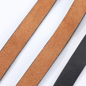 Gros plan détaillé sur les sangles en cuir noir et daim marron pour ceintures punk
