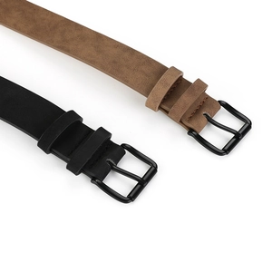 Ceintures classiques en cuir mat noir et marron avec boucles en métal noir minimalistes