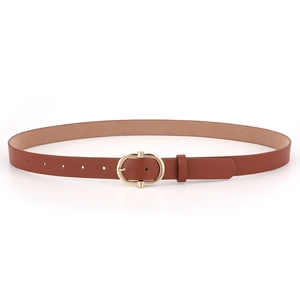 Détail d'une ceinture en cuir marron avec boucle ovale dorée polie et coutures