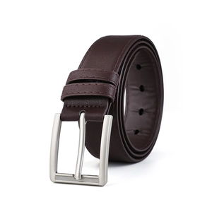 Détail de la ceinture en cuir Saffiano marron foncé avec boucle argentée mate sur blanc