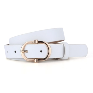 Détail d'une ceinture en cuir blanc avec boucle ovale dorée polie et texture fine