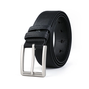 Détail d'une ceinture noire en similicuir Saffiano avec une boucle ardillon argentée