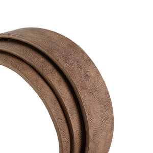 Gros plan sur la texture du cuir marron de la ceinture avec détails des grains