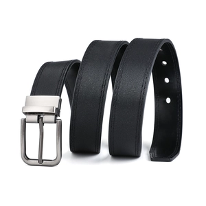 Détail d'une ceinture en cuir noir avec boucle en métal argenté et coutures de précision
