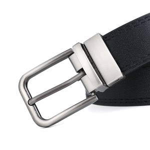 Ceinture pour hommes avec boucle ardillon rotative argentée et cuir à texture croisée