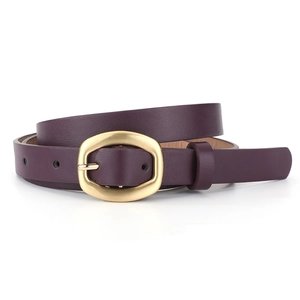 Dettaglio della cintura sottile in ecopelle viola con fibbia ad ardiglione ovale oro opaco