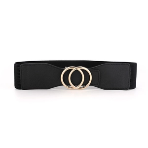 Détail de la ceinture élastique noire avec boucle à double anneau doré et texture cuir