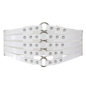 Détail de ceinture corset blanche avec texture crocodile et anneaux métalliques