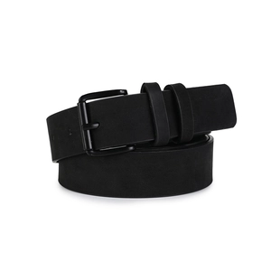 Détail de la ceinture noire en cuir mat avec boucle à ardillon en métal noir mat élégant