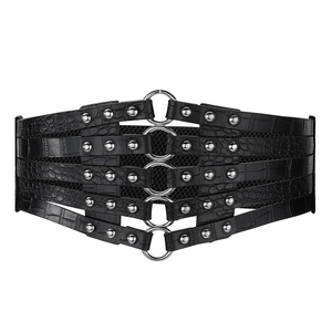 Ceinture corset vintage en similicuir noir avec rivets argentés et anneaux sur fond blanc
