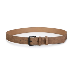Détail de la texture d'une ceinture marron vintage avec boucle en métal noir mat