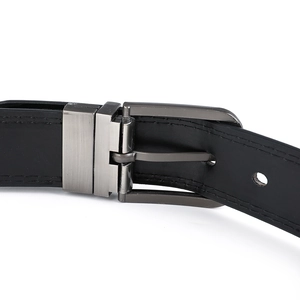 Détail macro de la ceinture en cuir pour hommes avec boucle rotative et doubles coutures