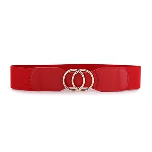Détail de la ceinture élastique rouge avec boucle dorée à double anneau et cuir