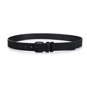 Détail d'une ceinture noire en cuir mat avec boucle à ardillon et cinq trous de réglage
