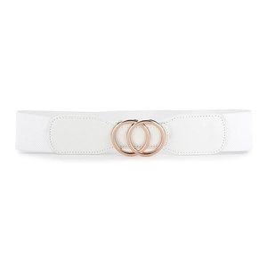 Détail d'une ceinture élastique blanche avec une boucle à double anneau doré poli