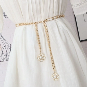 Ceinture élégante en chaîne dorée avec breloques fleurs de camélia blanc et perles