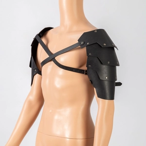 Detalle de hombreras de cuero medievales con remaches plateados para cosplay vikingo