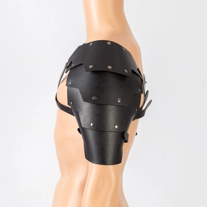 Detalle de la hombrera medieval de cuero negro con remaches plateados para cosplay y teatro
