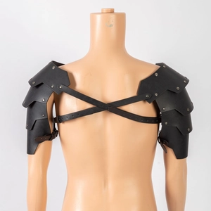 Detalle de hombreras de cuero medieval con remaches de plata para cosplay y teatro