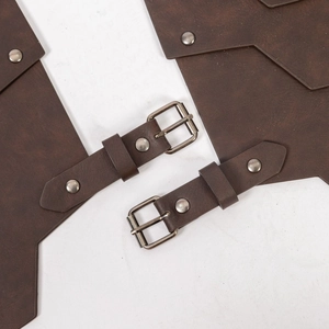 Detalle de armadura medieval de cuero sintético marrón con hebillas y remaches para cosplay