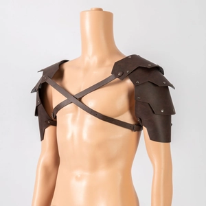 Detalle de hombreras renacentistas en cuero sintético con remaches para cosplay
