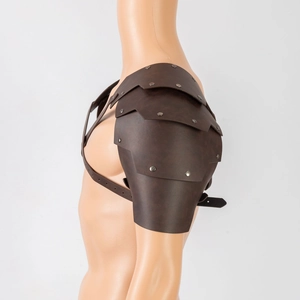 Detalle de la armadura de hombro de cuero marrón con remaches para disfraz de cosplay