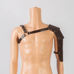 Detalle de hombreras de cuero sintético marrón oscuro con anillos metálicos para cosplay