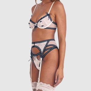 Weißes Dessous-Set aus Spitze mit Mesh-BH, Strapsgürtel und Strümpfen mit schwarzen Schleifen