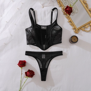Ensemble lingerie en tulle noir avec bustier en dentelle et décor de pétales de rose