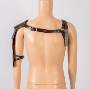 Detalle posterior de la hombrera de cuero marrón con correas de hebilla ajustables