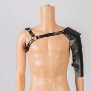 Detalle de armadura de hombro en cuero medieval con correas y hebillas de metal