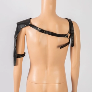 Detalle de hombrera de cuero negro ajustable con remaches metálicos y correas de hebilla