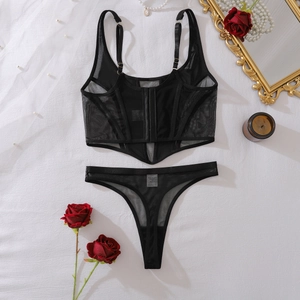 Détail d'un ensemble de lingerie en résille noire avec corset et string assorti