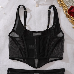 Lingerie corset en maille noire avec baleines et boucles dorées sur fond blanc