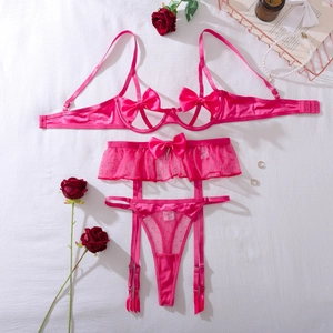 Dettaglio completo di lingerie rosa con gonna in pizzo e fiocchi in raso decorativi
