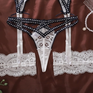 Detail der weißen Spitze Tanga und Strumpfgürtel Set mit blau kariertem Saum auf Seide