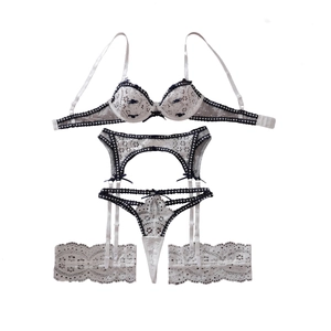 5-teiliges Set aus weißer Blütenspitze mit schwarzer Karoeinfassung und Rosen