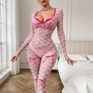 Détail d'un body en dentelle rose avec de délicats nœuds rose-rouge et poignets passe-pouce