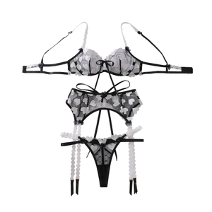 Dreiteiliges schwarzes Netz-Dessous-Set mit weißer Herzstickerei und Schleifen