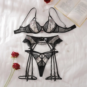 Détail de l'ensemble de lingerie en dentelle noire avec broderie florale et jarretière