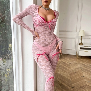 Vue détaillée du body en dentelle florale rose avec manches longues et nœuds en soie